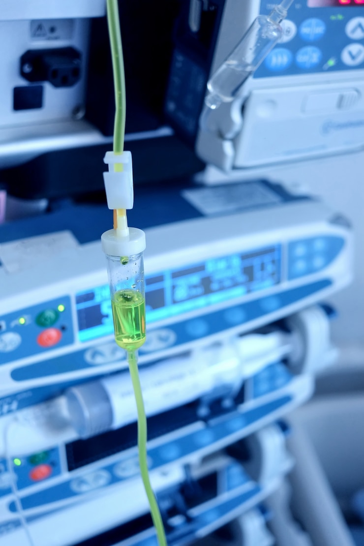 Free Photo intravenous injection in hospital