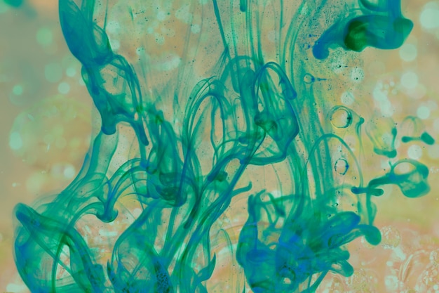 Бесплатное фото Перевернутые цвета абстрактной медузы под водой в масле