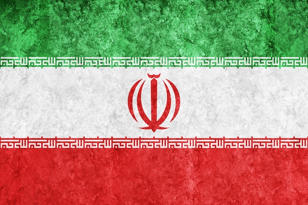 Бесплатное фото Металлический флаг ирана, текстурированный флаг, гранж-флаг