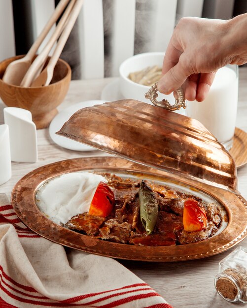 iskender doner meat pepper tomato side view