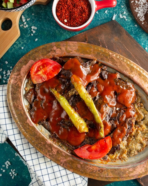 Free photo iskender doner on the table