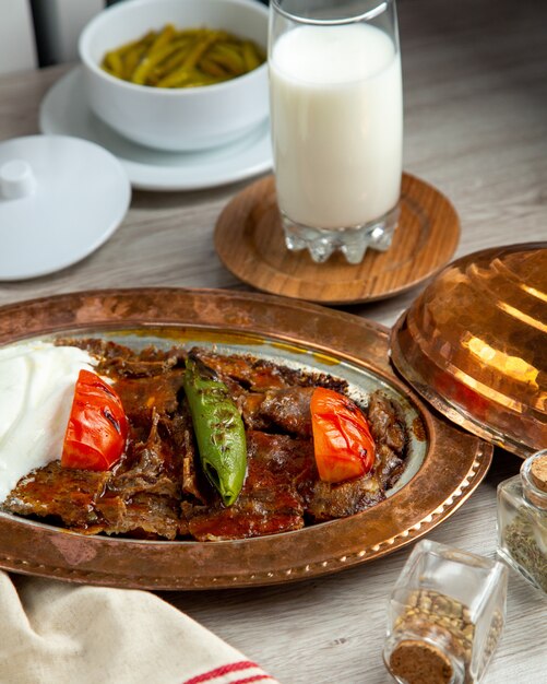 iskender doner tomato pepper side view