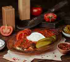 Foto gratuita kebab iskender in salsa di pomodoro con yogurt e cibo marinato