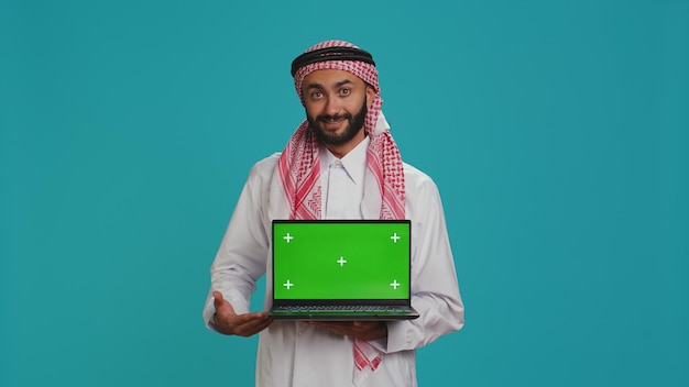 Islamic man presents greenscreen on pc