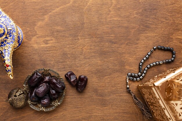 数珠と日付のイスラムの新年の装飾