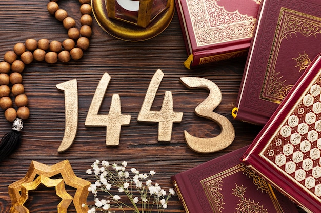 Decorazione islamica del nuovo anno con vari libri religiosi