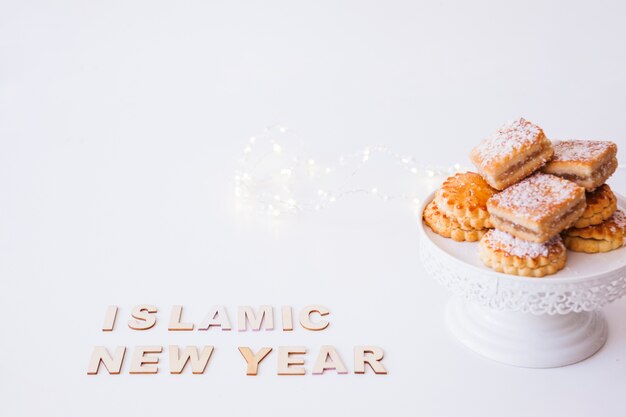 イスラムの新年の碑文とクッキー