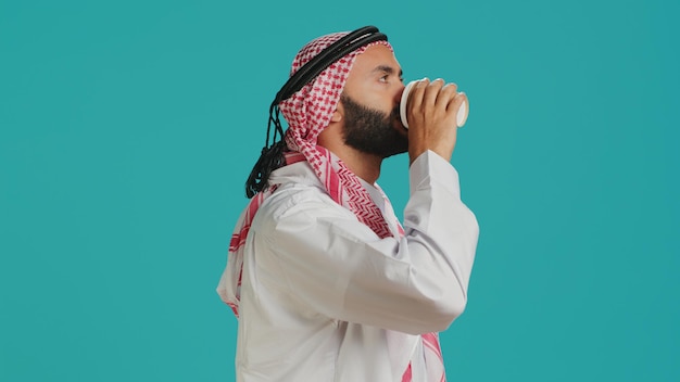 Бесплатное фото Исламский человек пьет чашку кофе