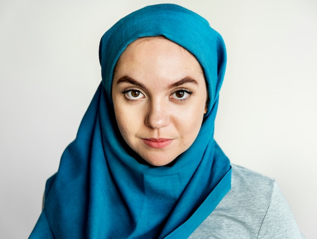 カメラを見てイスラムの女性の肖像画