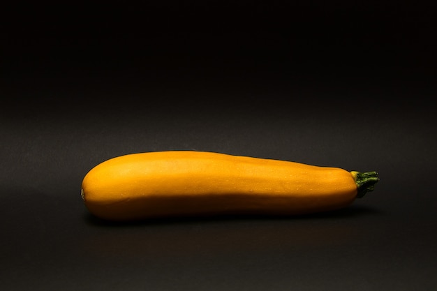 Free photo isolated closeup close up of a yellow courgette