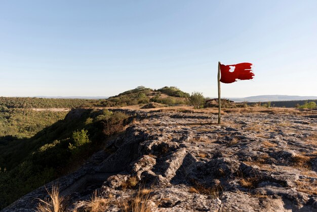 언덕에 고립 된 붉은 깃발