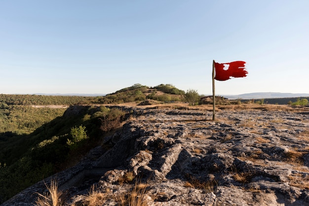 丘の上の孤立した赤い旗