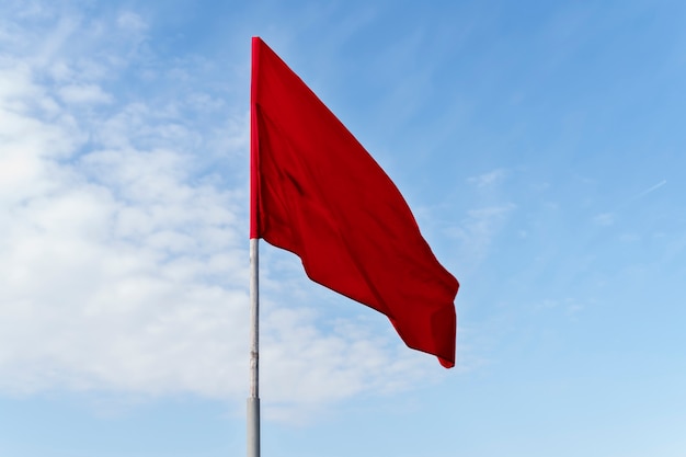 무료 사진 자연에서 고립 된 붉은 깃발
