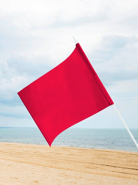無料写真 自然の中の孤立した赤い旗