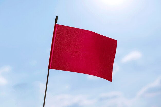 자연에서 고립 된 붉은 깃발