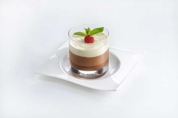 Foto gratuita colpo isolato di un dessert al cioccolato in un bicchiere