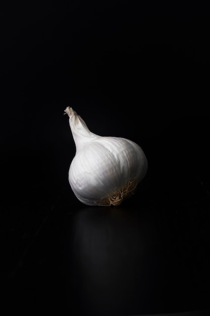 Free photo isolated unpeeled garlic close up