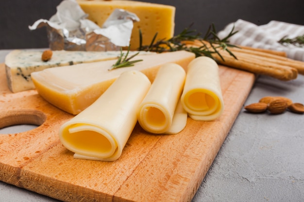 Foto gratuita composizione di formaggio isometrica