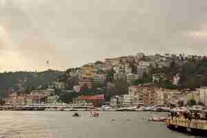 Foto gratuita istanbul turchia 11 dicembre 2017 splendida vista panoramica di istanbul dal mare alla linea costiera con barche edifici antichi strade con persone