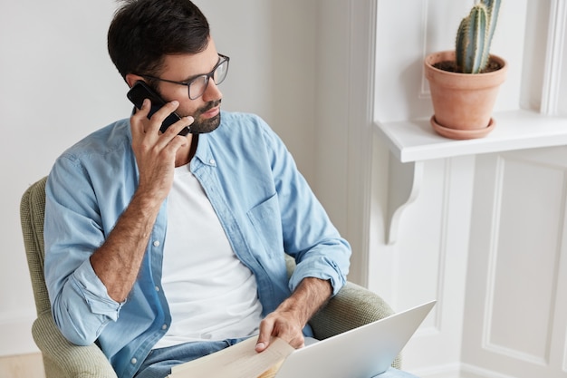 Free photo it developer working at home