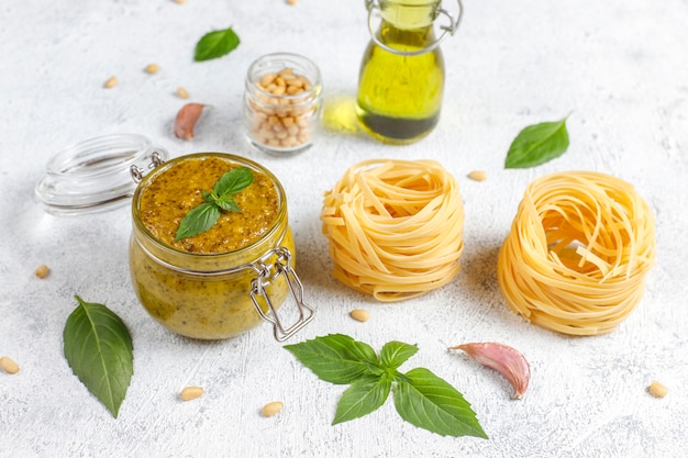 Итальянский соус песто из базилика с кулинарными ингредиентами для приготовления.
