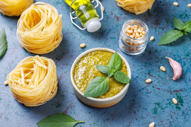 イタリアのバジルペストソースと料理の食材。