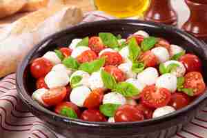 Foto gratuita insalata caprese con mozzarella