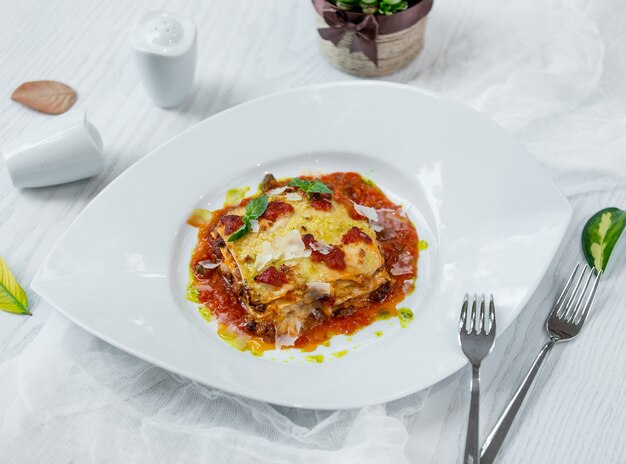 итальянская классическая лазанья в тарелке