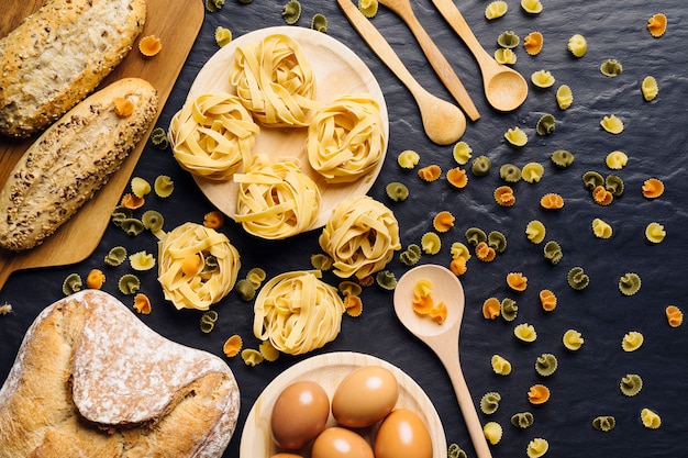 Бесплатное фото Итальянская пищевая композиция с различными типами макаронных изделий