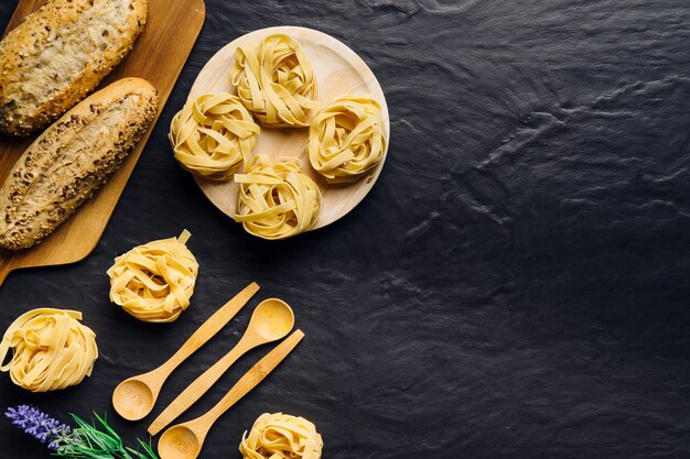 Концепция итальянской кухни с макаронами на тарелке