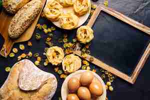 Foto gratuita concetto di cibo italiano con pasta e ardesia