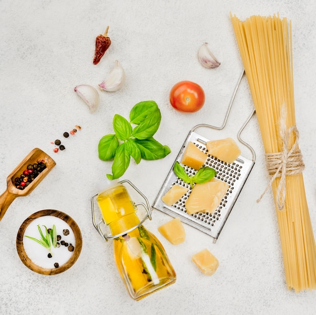 Foto gratuita ingredienti alimentari italiani sul tavolo