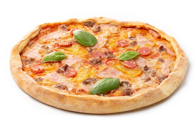 トマトのイタリアンミートピザ、3種類の肉（ソーセージ、ベーコン、ミンチ肉）、緑のバジルの葉で飾られたモッツァレラチーズ。 Premium写真