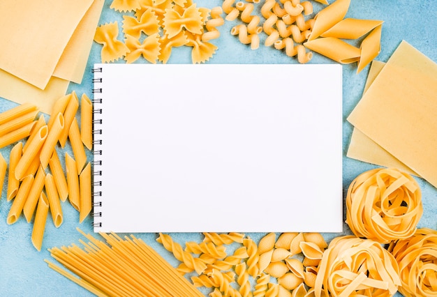 Foto gratuita collezione di pasta italiana con taccuino