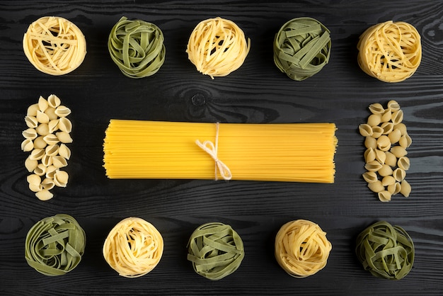 Varietà di pasta italiana sul tavolo nero