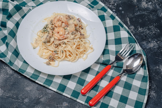 Foto gratuita pasta italiana con frutti di mare e gamberoni, spaghetti al sugo