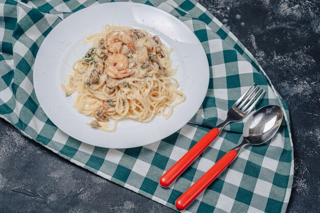 Итальянская паста с морепродуктами и королевскими креветками, спагетти с соусом