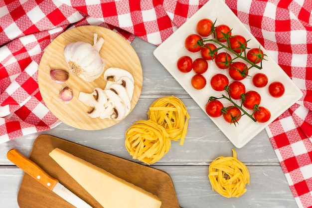 Foto gratuita pasta italiana con pomodori e formaggio