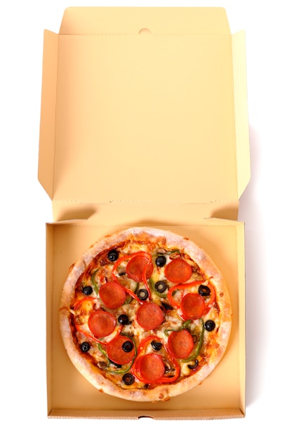 Foto gratuita pepperoni pizza italiana in una scatola di consegna aperta