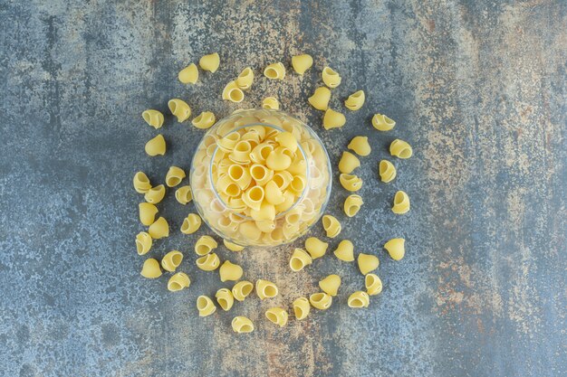 Foto gratuita pasta italiana del tubo nella ciotola, sui precedenti di marmo.