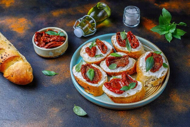 이탈리아 샌드위치-치즈, 마른 토마토 및 바질을 곁들인 브루스케타.