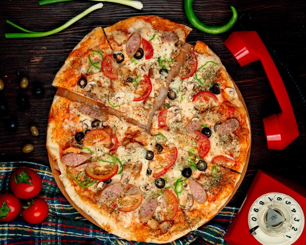 テーブルの上のイタリアのソーセージピザ