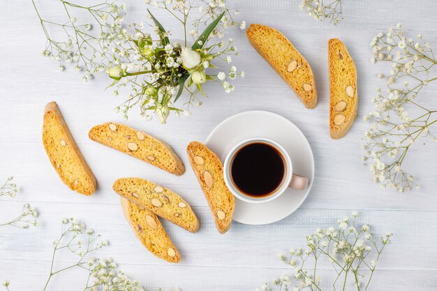 아몬드와 이탈리아 토스카나 전통 쿠키 cantuccini, 빛에 커피 한 잔