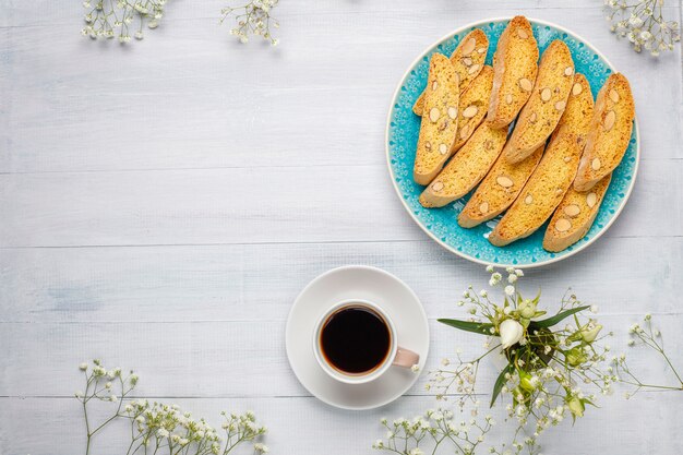 아몬드와 이탈리아 토스카나 전통 쿠키 cantuccini, 빛에 커피 한 잔