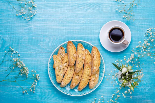 Итальянское тосканское традиционное печенье cantuccini с миндалем, чашка кофе на свете