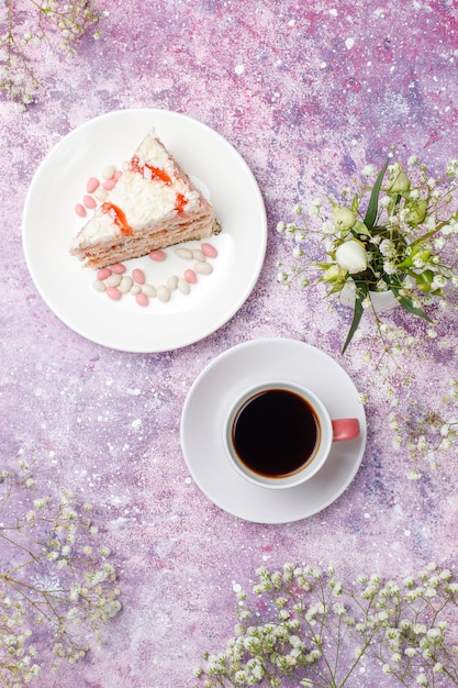 Free photo italian tuscan traditional cookies cantuccini with almonds, cup of coffee on light