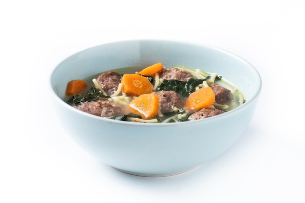 Foto gratuita zuppa di nozze italiana con polpette e spinaci isolati su sfondo bianco