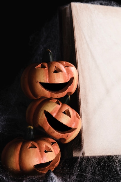 Foto gratuita jack-o'-lanterns con libro mock-up