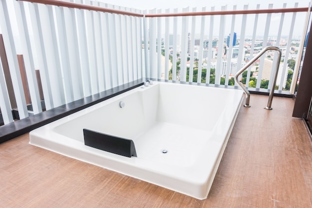 Foto gratuita jacuzzi sul terrazzo