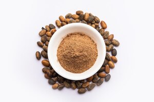 Foto gratuita jamalgota o jayapala - il seme di croton tiglium è una medicina ayurvedica nota anche come purga del croton